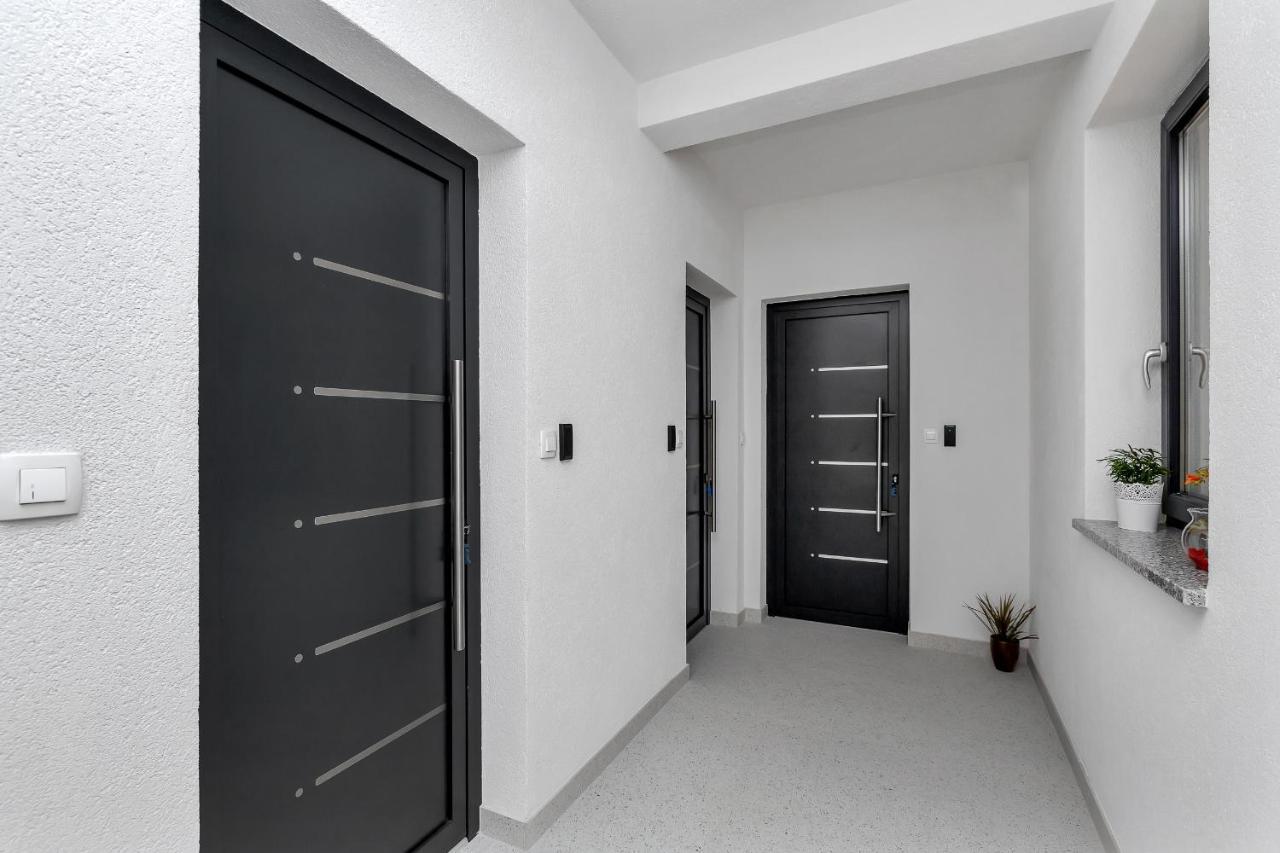 Central Beach Apartments Tucepi Ngoại thất bức ảnh